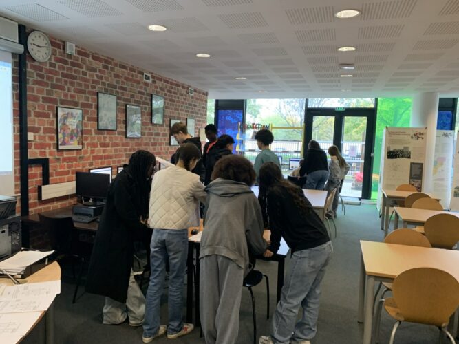 Les élèves de seconde découvrent le CDI à travers le jeu !